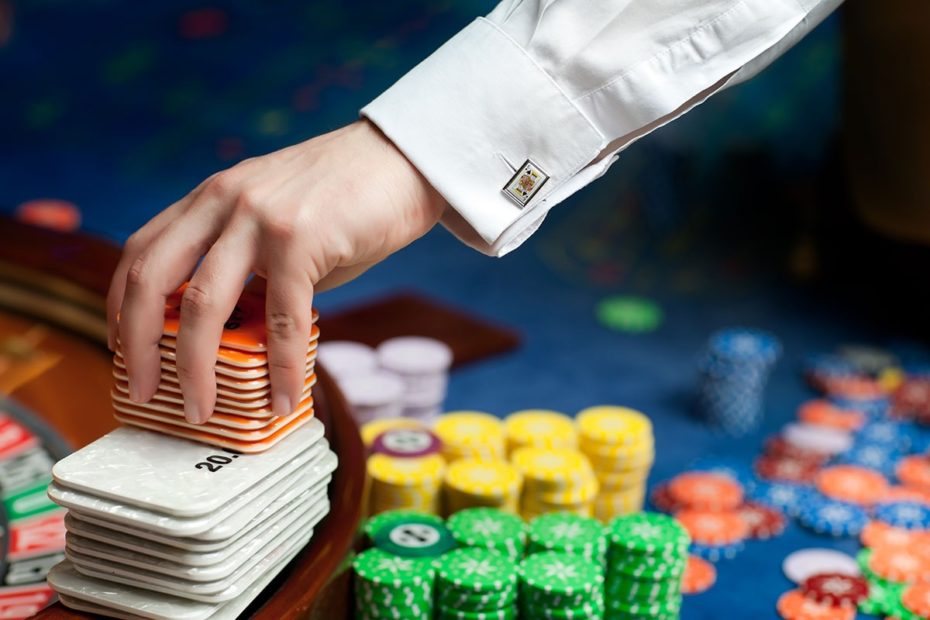 O que você precisa saber para se tornar um dealer de poker?
