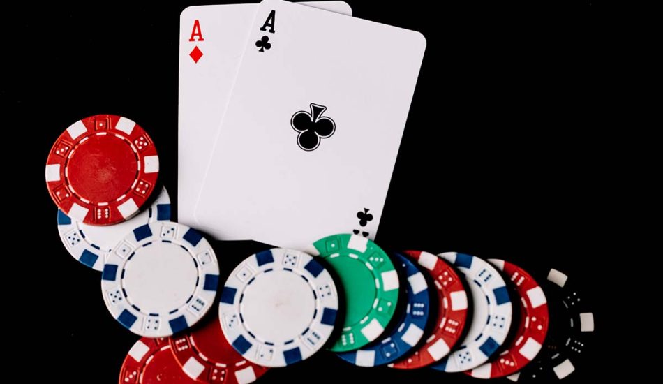 Como escolher entre poker online e ao vivo