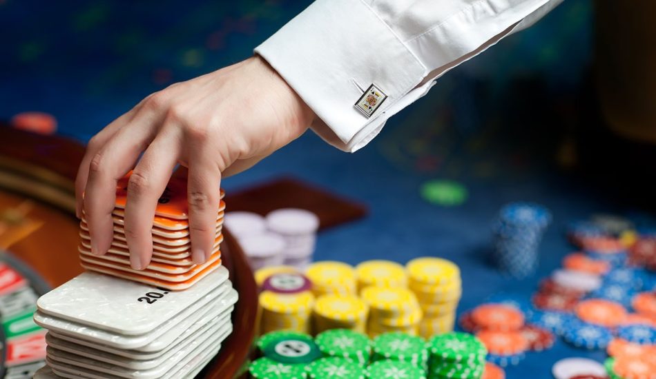 O que você precisa saber para se tornar um dealer de poker?